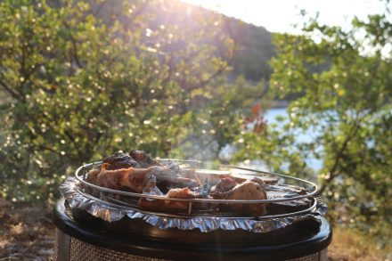 Frisches Lammfleisch auf dem Cobb Grill.