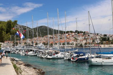 Die Hafenbucht von Hvar ist sehr belebt.