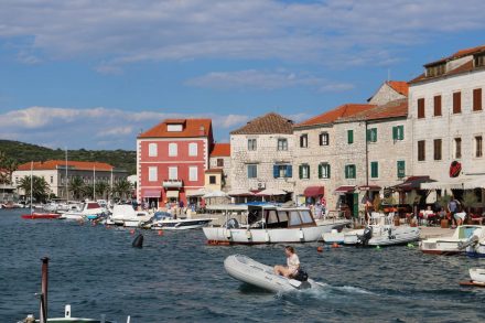 Reges Treiben am Hafen von Stari Grad.