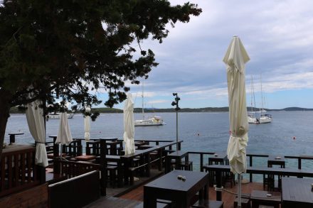 Die stylische Hula Hula Bar in Hvar mit köstlichem Cappuccino.