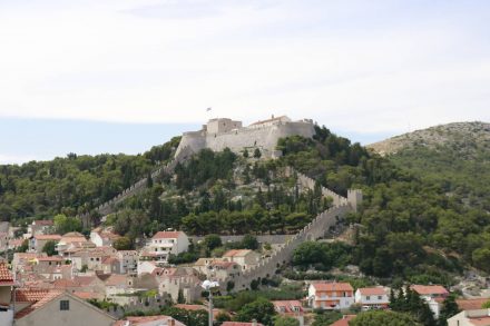 Die Festung Spanjola thront über Hvar.