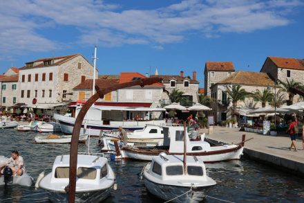 Da der Fährhafen etwas außerhalb liegt, bleibt der Innenhafen von Stari Grad den kleineren Booten vorbehalten.