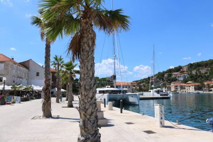 Die Hafenpromenade von Jelsa, nur wenige Minuten vom Campingplatz entfernt.