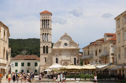 Die Kathedrale von Hvar und der Hauptplatz.