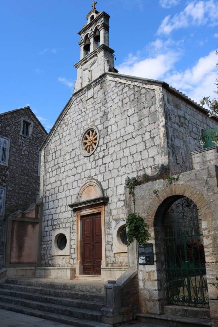 Abseits des Hafentrubels finden sich stille, hübsche Gässchen in Stari Grad.