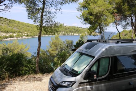 Ein traumhafter Stellplatz direkt über dem Meer mit Fussweg zur Badebucht.