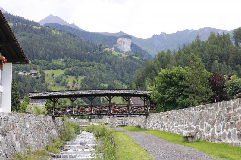 Ein Blick auf die Bergkette hinter Matrei in Osttirol.