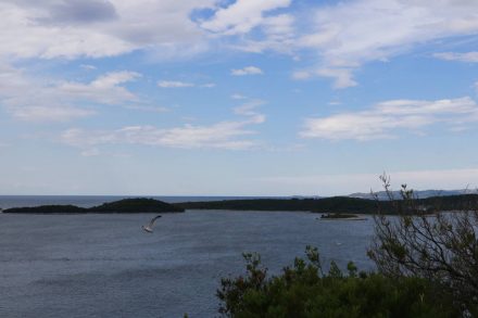 Sonne und Wolkenspiele mit Blick auf die Inselgruppe vor Hvar.