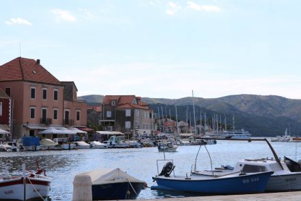 Der Blick auf die Hafenpromenade von Stari Grad.