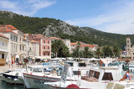 Die Promenade zieht sich rund um den kleinen Bootshafen bis hin zum Hauptplatz von Hvar.