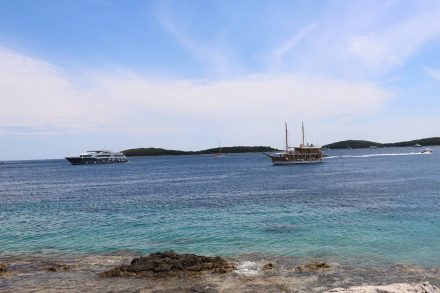 Reger Schiffsverkehr an der Hafeneinfahrt von Hvar.