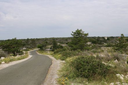 Auf wenig befahrenen Straßen geht es durch das Hinterland von Rudine.