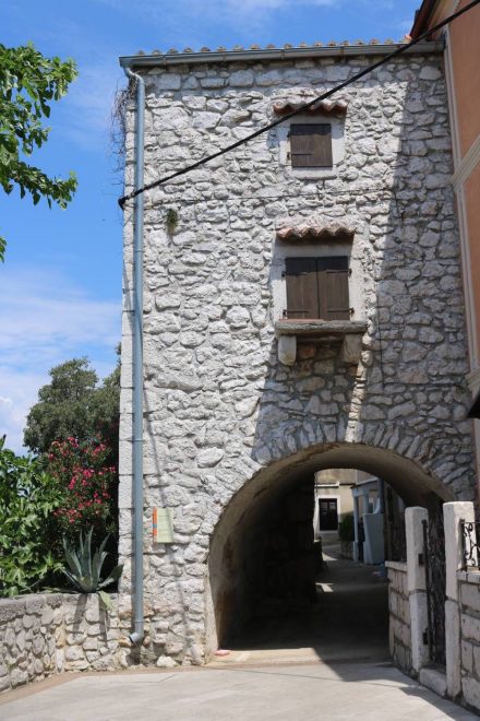 Hübscher alter Turm in der Stadtmauer von Omisalj.