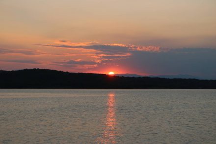 Wunderschöner Sonnenuntergang in der Bucht von Klimno.