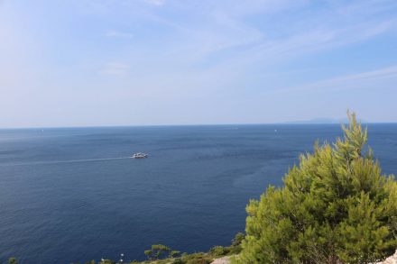 Von Jelsa nach Hvar verläuft mehr als die Hälfte des Weges an der Küste entlang.