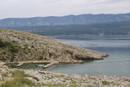 Wanderwege führen zu einer Bucht, die anscheinend früher als Hafen benutzt wurde.