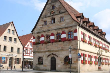 Das historische Rathaus von Lauf steht mitten in der Innenstadt.