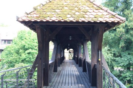 Über eine Brücke gelangt man von der Kaiserburg in die Laufer Altstadt.