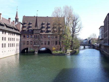 Das Heilig-Geist-Spittal in Nürnberg thront über der Pegnitz.