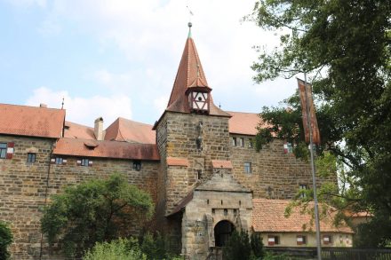 Die Kaiserburg oder auch das Wenzelschloss in Lauf steht auf einer Insel.