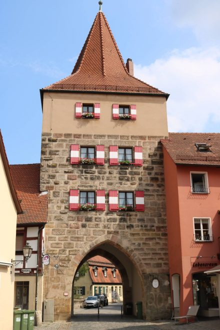 Eins der schön restaurierten Stadttore von Hersbruck.