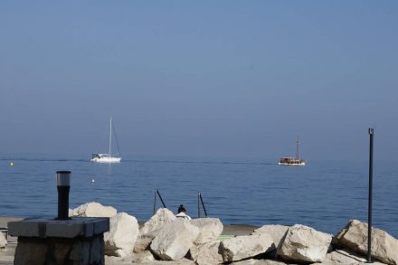 Segelbootparade ohne Segel.