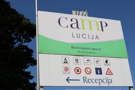 Vor dem Camp Lucija in Portoroz ist ein großer Parkplatz, den Wohnmobile auch als Tagesparkplatz kostenlos benutzen dürfen.