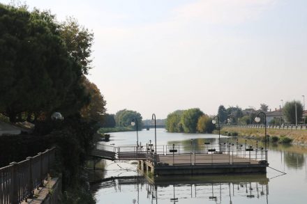 Leider schon geschlossene Gastronomie-Terrasse im Fluss.