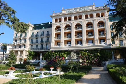 Eine wunderschöne Gartenanlage schmückt die Front des Palace Hotel.