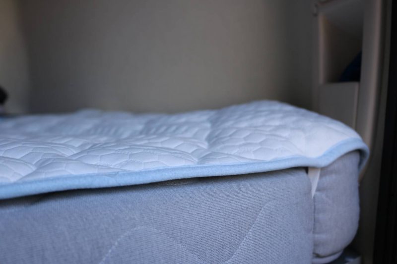 Das System kennen wir ja von den Ikea Matratzenschonern - praktische Gummischlaufen fixieren das Unterbett auf der Matratze.