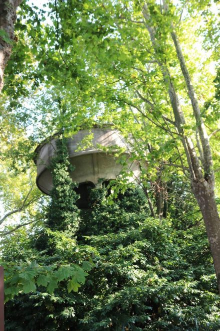 Im Garten des Archäologischen Museums von Adria steht dieser zugewachsene Turm.