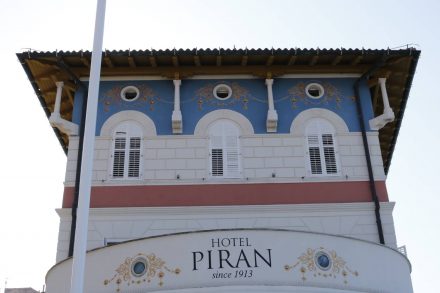 Das hübsch renovierte Hotel Piran direkt an der Flaniermeile.