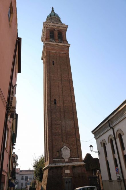Noch eine Chiesa mit freistehendem Turm in Adria.