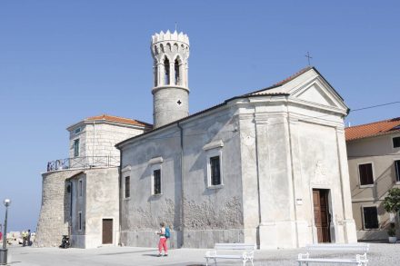 Die weiß gekalkte Mutter Gottes Kirche an der Uferpromenade von Piran.