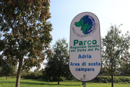 Auf der Area di sosta Campers kann man in Adria kostenlos übernachten.