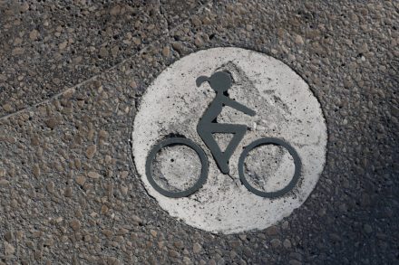 Der Radweg in Portoroz ist mit einer flotten Pferdeschwanz-Radlerin signiert. 