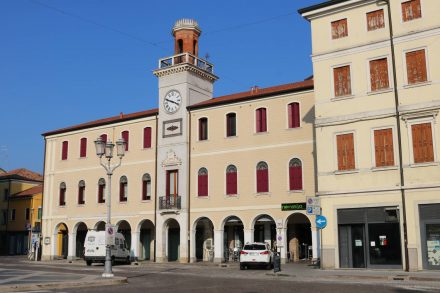 Der zentrale Platz in Adria.