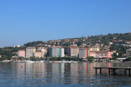 An der Uferpromenade entlang zeigt sich die von Hotels geprägte Ansicht von Portoroz.