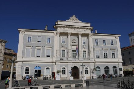 Das Rathaus von Piran am Tartini Platz.