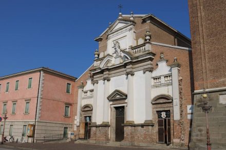 Wunderschöne kleine Kirchen in Adria.