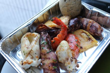 Der frisch gegrillte Fischspieß ist mein Abendessen.