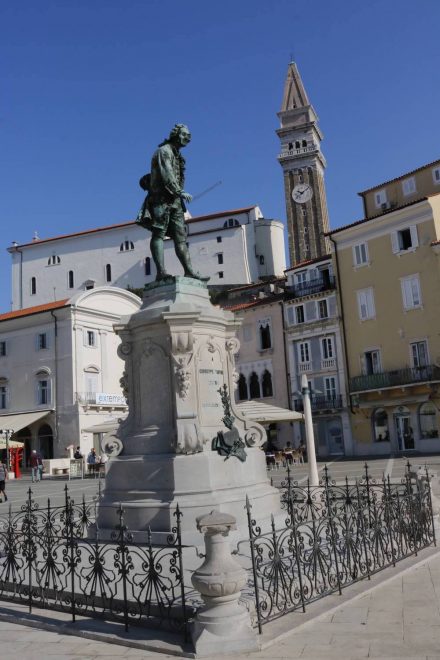 Piran wird auch die Tartini Stadt genannt - das Denkmal von Guiseppe Tartini auf dem gleichnamigen Platz.