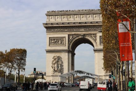 Der Arc de Triomphe steht mitten im Pariser Leben.