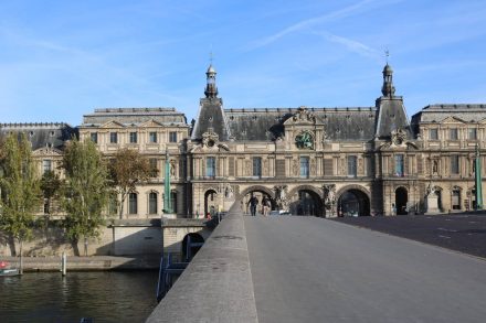 Der Louvre zieht sich weit die Seine entlang.