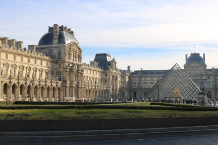 Der Louvre mit der Pyramide.