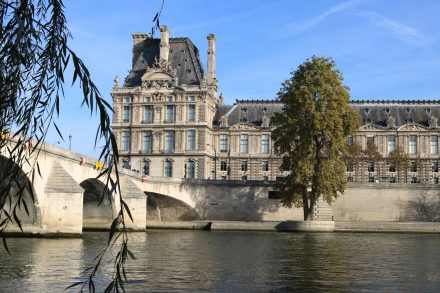 Von der Seine aus auf einen Louvre Flügel geblickt.