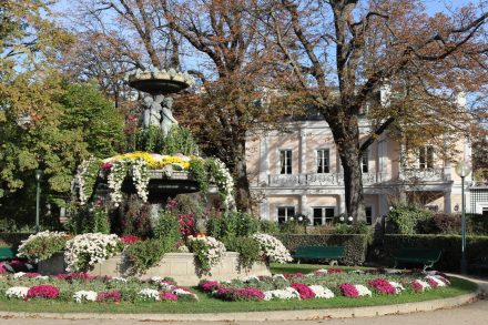 Eine hübsche Villa und ein prachtvoller Brunnen abseits der Champs-Elysees.