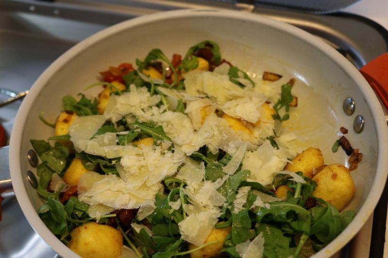 Zum Finale noch die grob geraspelten Parmesan-Flocken drüberstreuen.