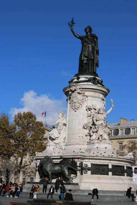 Die Freiheitsstatue auf dem Place de la Republique.