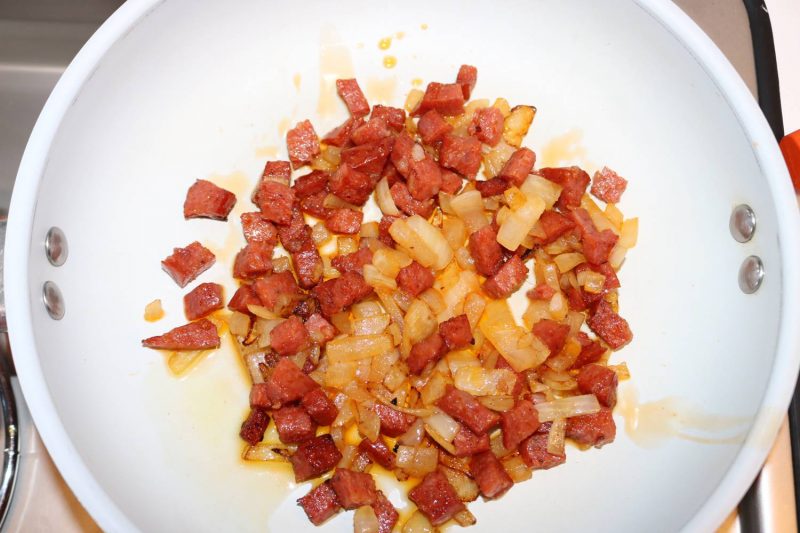 Salsiccia piccante und Zwiebeln mit etwas Olivenöl scharf anbraten.